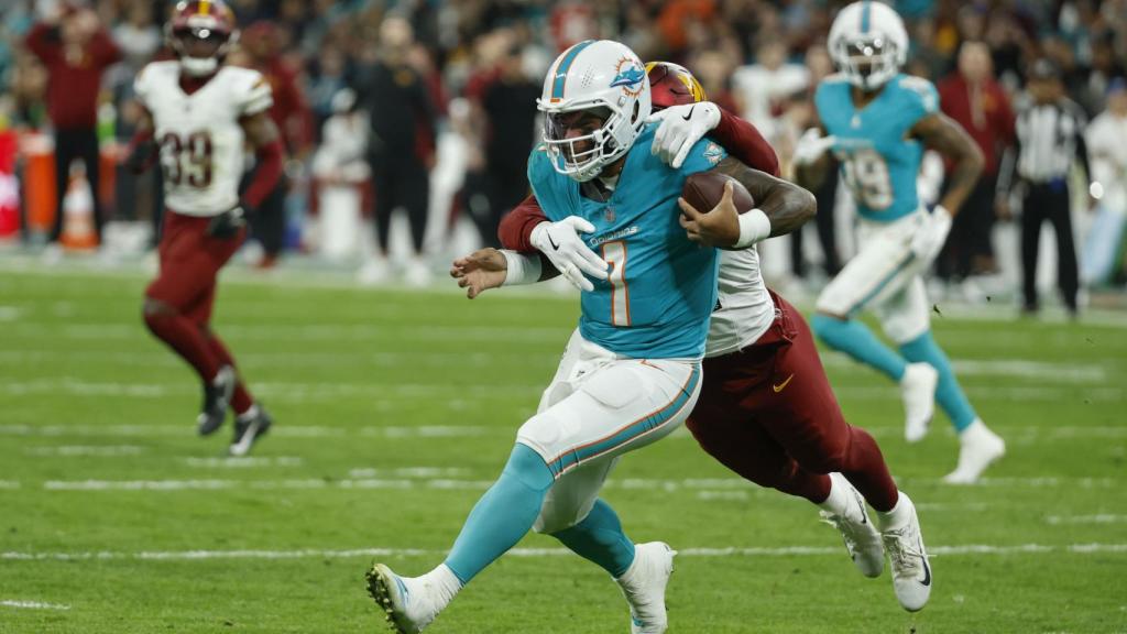 El jugador del Miami Dolphins Tua Tagovailoa, durante el partido de liga regular de la Liga de Fútbol Americano (NFL), que este domingo disputan los equipos Miami Dolphins y Washington Commanders, este domingo en el Estadio Santiago Bernabéu.
