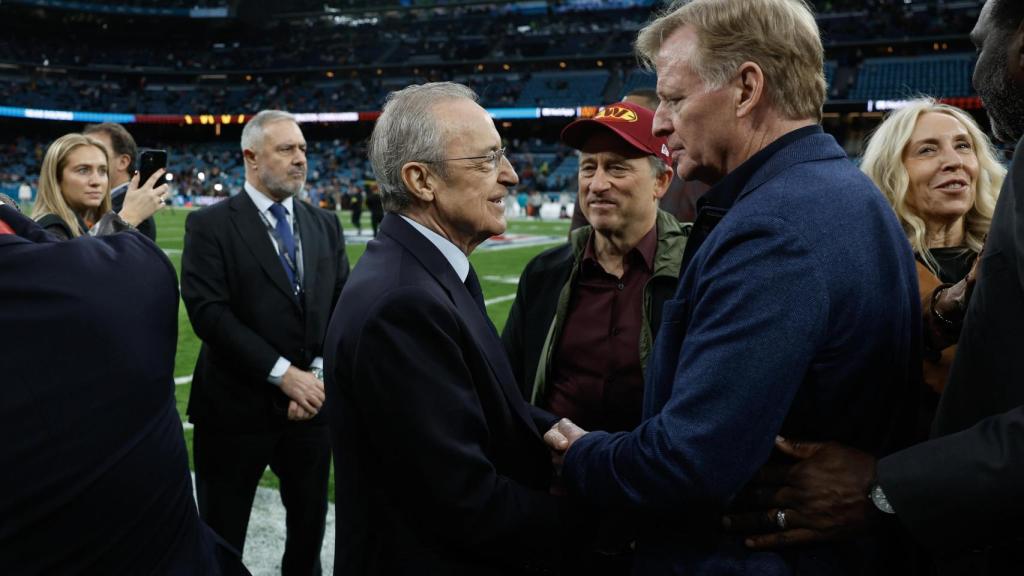 El presidente del Real Madrid, Florentino Pérez, saluda al comisionado de la NFL, Roger Goodell (d), y al propietario de los Washington Commanders, Josh Harris (2º, con gorra), antes del partido por el campeonato de la American Football League (NFL) entre los Miami Dolphins (d) y los Washington Commanders en el estadio Santiago Bernabéu este domingo.