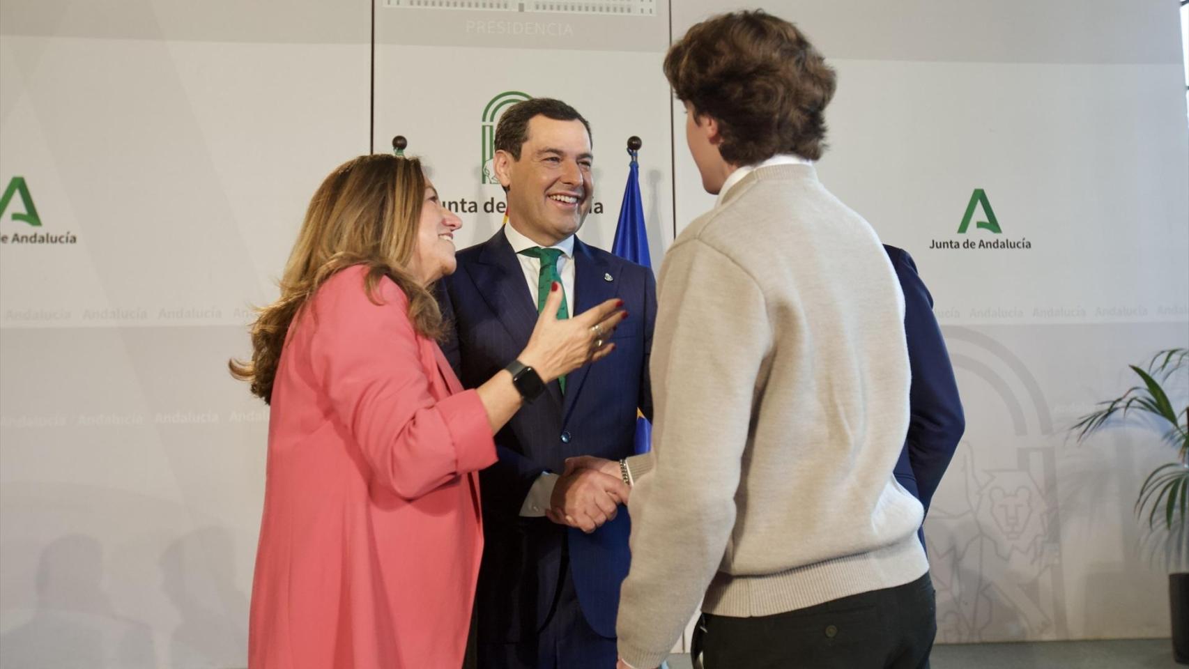 Juanma Moreno y Carmen del Castillo saludan a algunos de los alumnos premiados este lunes en el palacio de San Telmo.