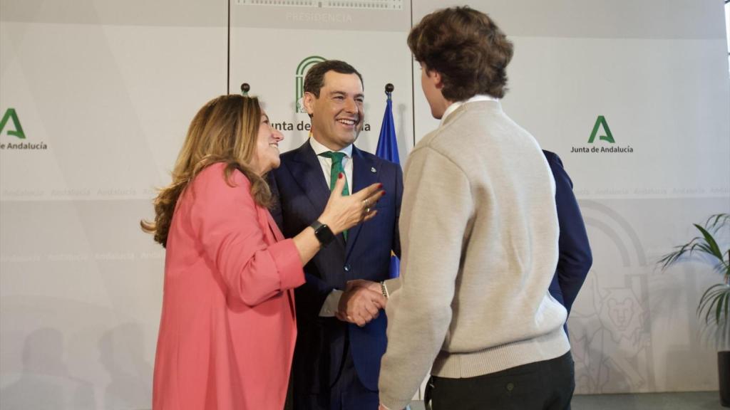 Juanma Moreno y Carmen del Castillo saludan a algunos de los alumnos premiados este lunes en el palacio de San Telmo.