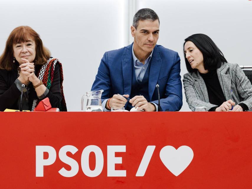 Pedro Sánchez junto a Cristina Narbona y Rebeca Torró en la Ejecutiva del PSOE de este lunes en Ferraz.