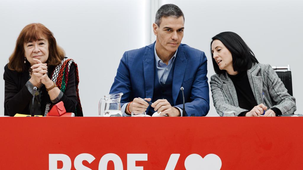 Pedro Sánchez junto a Cristina Narbona y Rebeca Torró en la Ejecutiva del PSOE de este lunes en Ferraz.5.