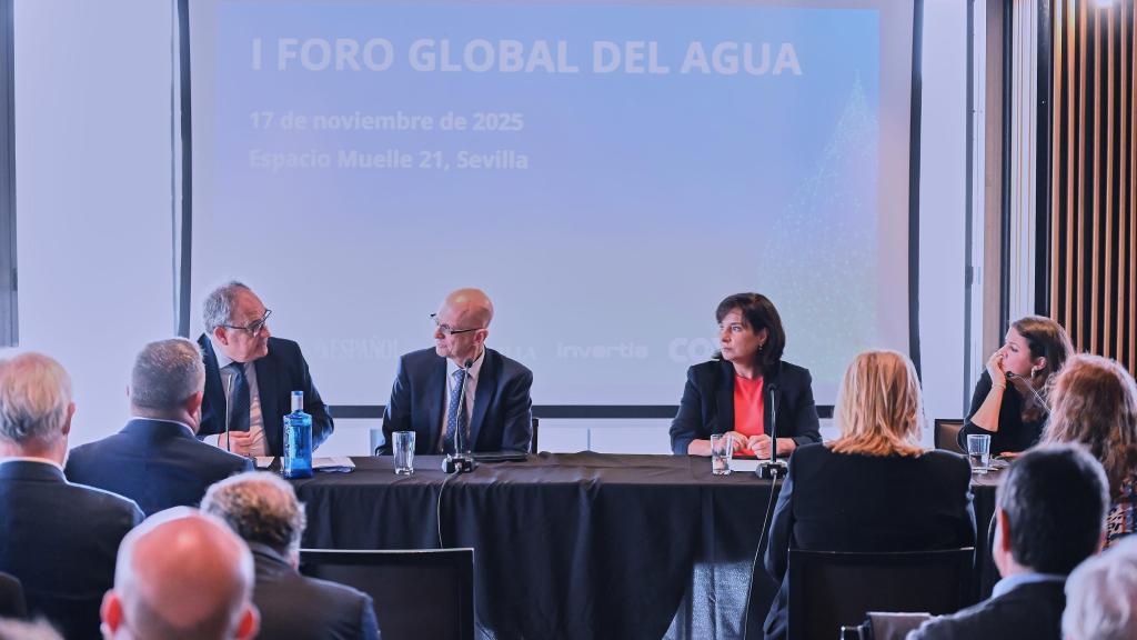 Mesa del debate en el en el I Foro Global del Agua organizado por El Español de Sevilla e Invertia con la colaboración de Cox.