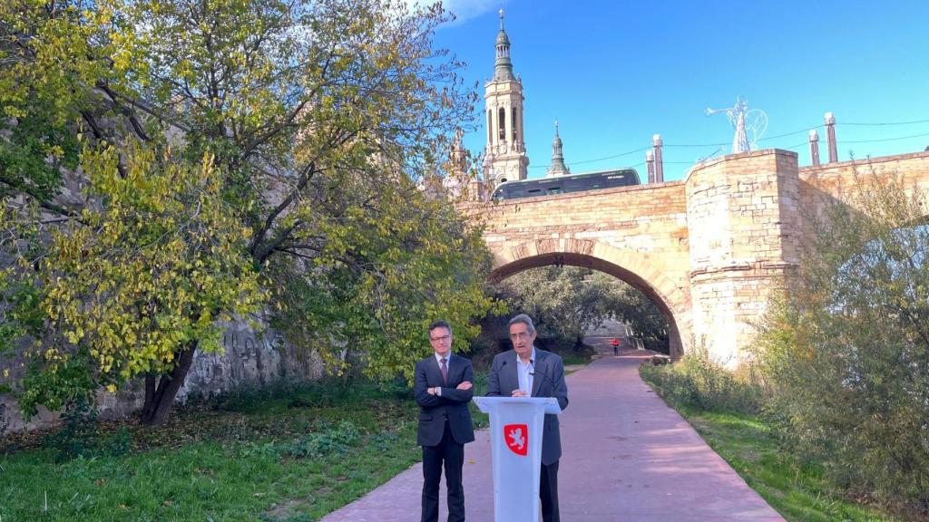 El concejal de Urbanismo, Víctor Serrano, y el portavoz del grupo municipal de Vox, Julio Calvo.