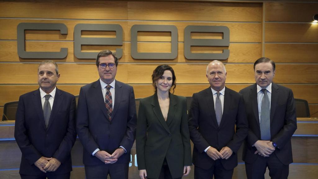Enrique Alcoba, Antonio Garamendi, Isabel Díaz Ayuso, Miguel Marín y Pedro J. Ramírez en el foro sobre Melilla.
