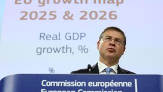 El comisario de Asuntos Económicos, Valdis Dombrovskis, durante la rueda de prensa de este lunes en Bruselas