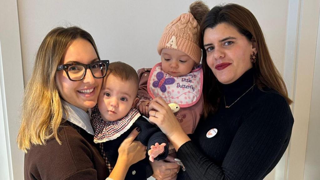 A la izquierda, Alicia con su hijo Pedro, y a la derecha Andrea con su hija Alma, ambos nacieron prematuros con 15 días de diferencia