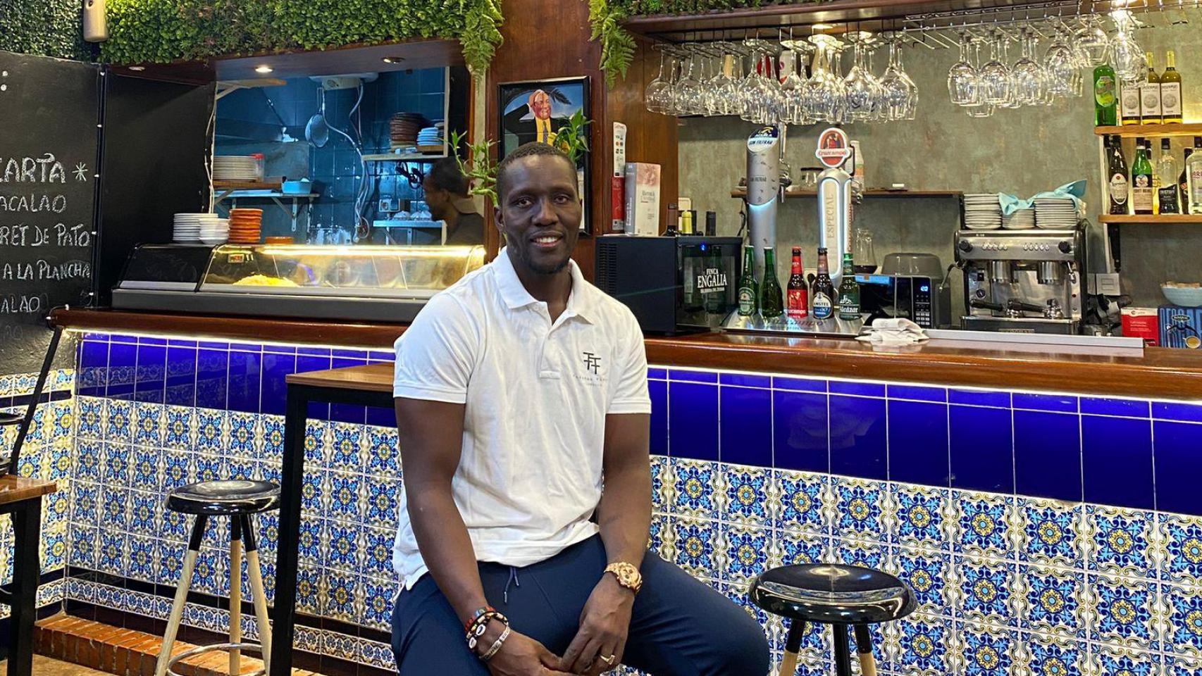 Una imagen de Moussa en su bar.