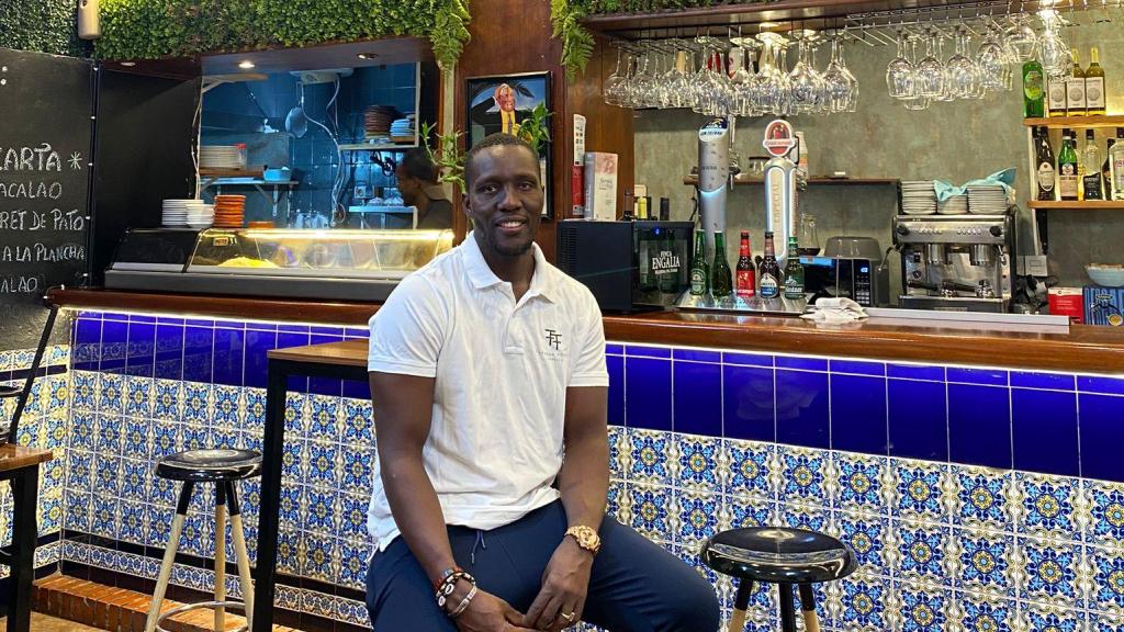 Una imagen de Moussa en su bar.