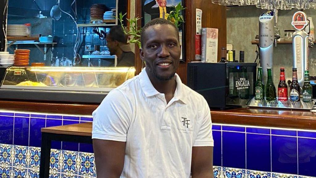 Una imagen de Moussa en su bar.