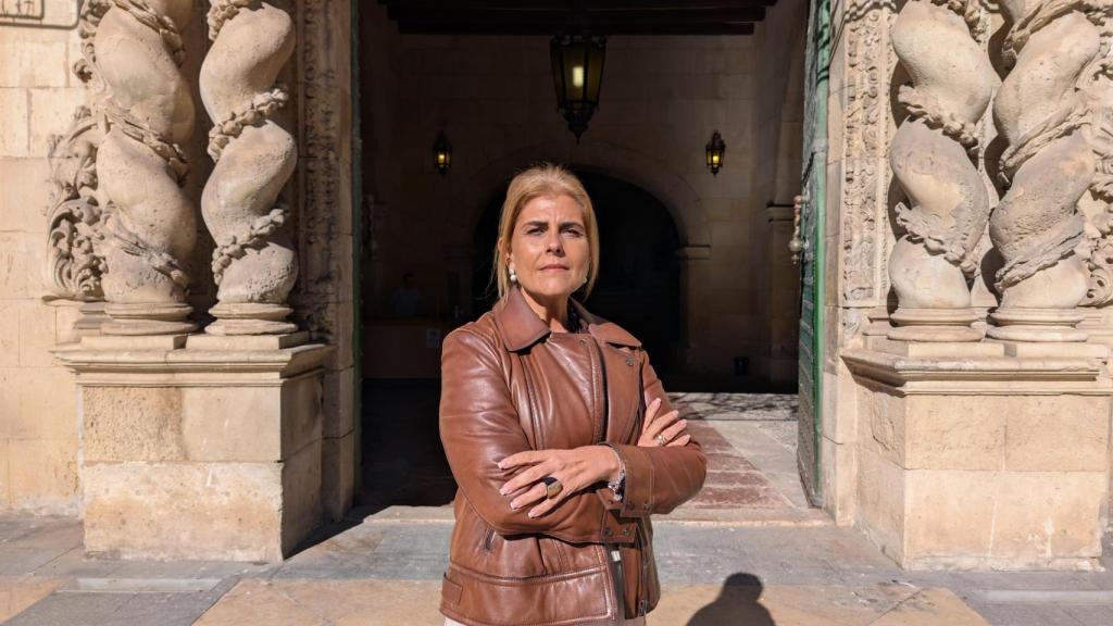 Carmen Robledillo, este lunes frente a la puerta del Ayuntamiento.