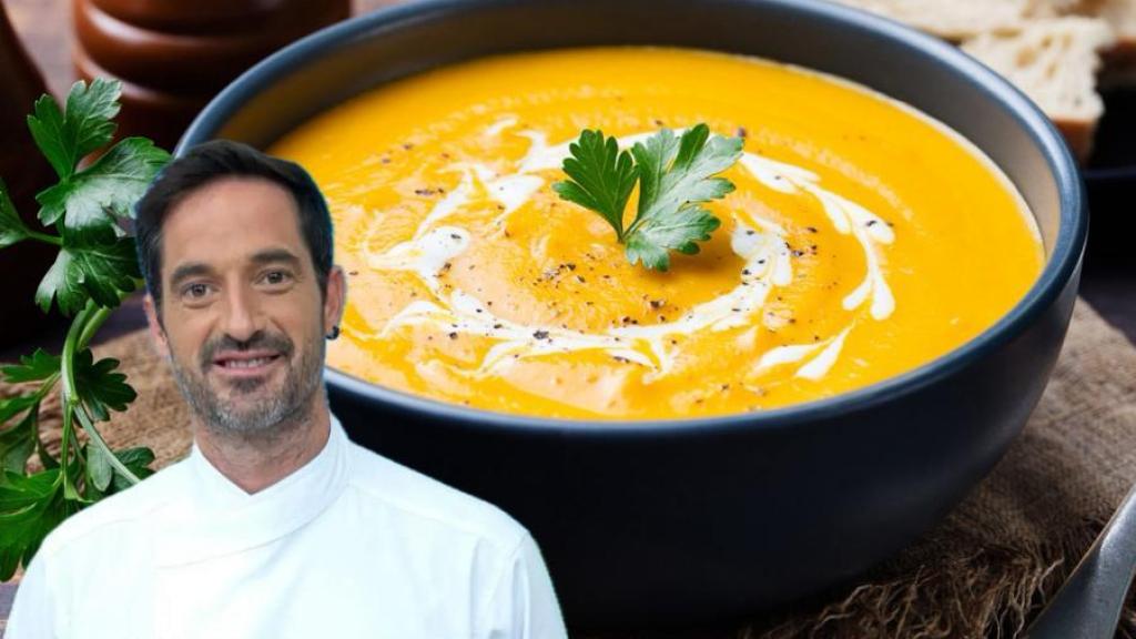 El chef Joseba Arguiñano junto a un plato de crema de calabaza.