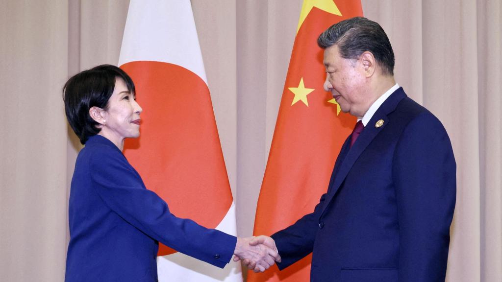 La primera ministra japonesa, Sanae Takaichi, estrecha la mano del presidente chino, Xi Jinping, antes de sus conversaciones en Gyeongju, Corea del Sur.