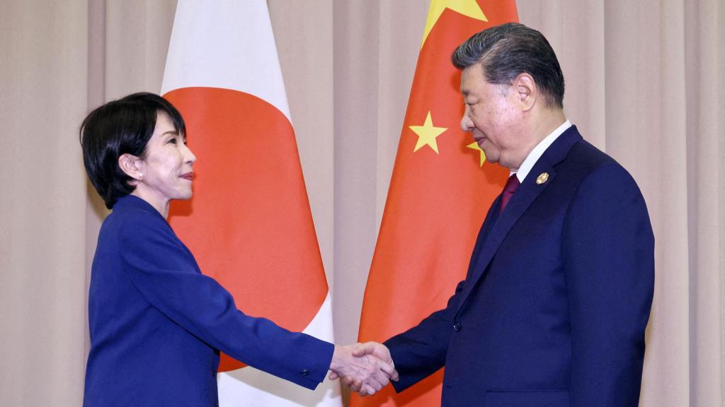 La primera ministra japonesa, Sanae Takaichi, estrecha la mano del presidente chino, Xi Jinping, a finales de noviembre.