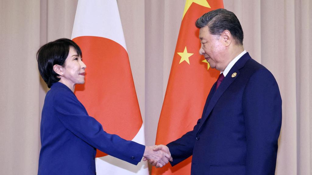 La primera ministra japonesa, Sanae Takaichi, estrecha la mano del presidente chino, Xi Jinping, antes de sus conversaciones en Gyeongju, Corea del Sur.
