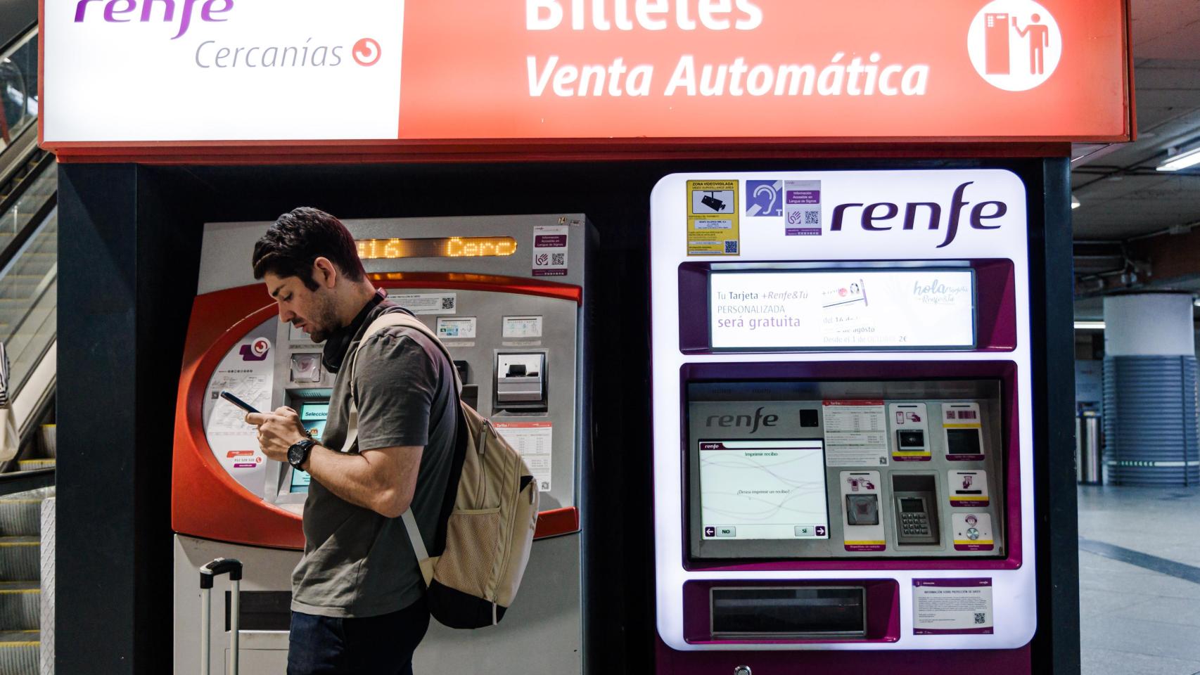 Un viajero tras sacar un billete de Cercanías en Atocha (Madrid).