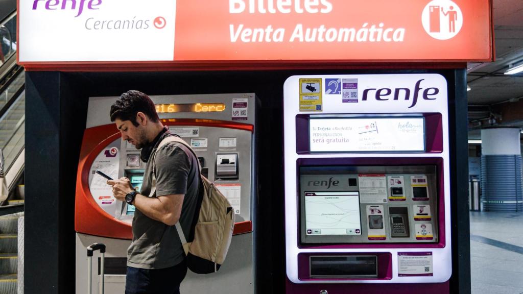Un viajero tras sacar un billete de Cercanías en Atocha (Madrid).