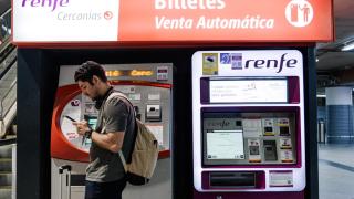 Un viajero tras sacar un billete de Cercanías en Atocha (Madrid).