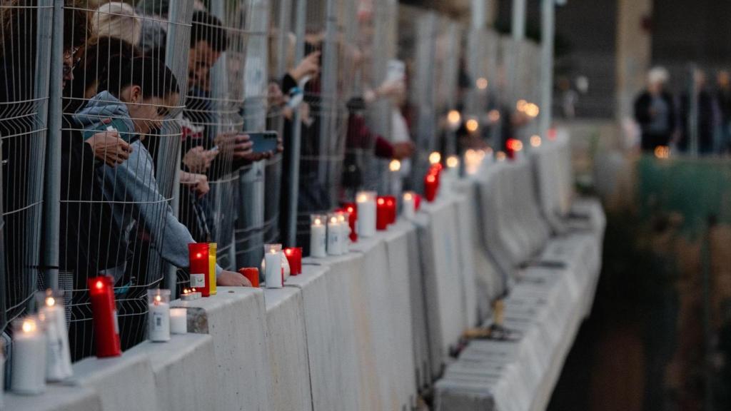 Varias personas ponen velas y hacen una cadena humana para homenajear a las víctimas de la dana, en la Rambla del Poyo. Jorge Gil / Europa Press