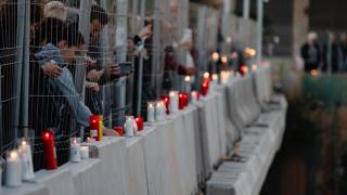 Varias personas ponen velas y hacen una cadena humana para homenajear a las víctimas de la dana, en la Rambla del Poyo. Jorge Gil / Europa Press