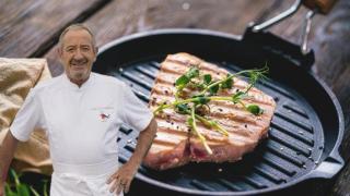 El chef Karlos Arguiñano junto a una sartén con atún.