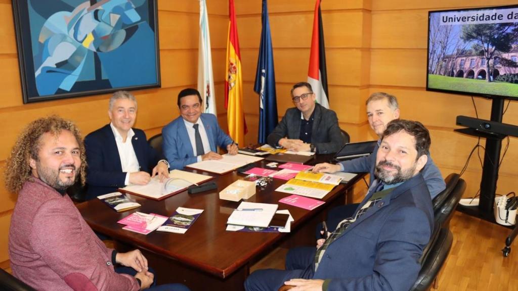 Instante de la reunión previa a la firma.