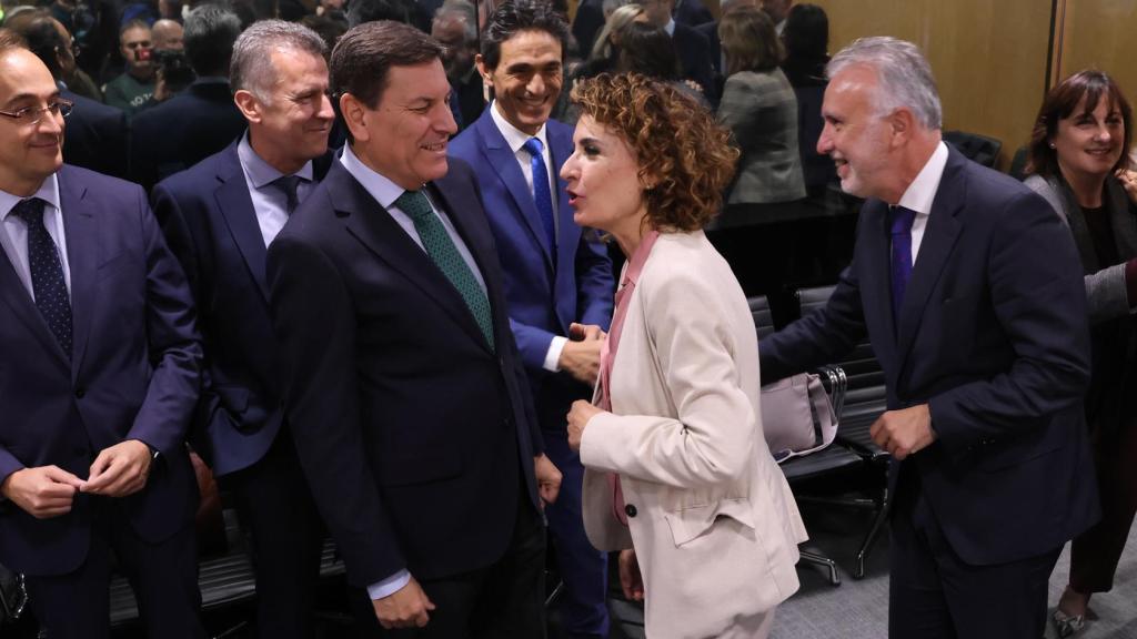 El consejero de Economía y Hacienda y portavoz de la Junta de Castilla y León, Carlos Fernández Carriedo, charla con la ministra de Hacienda, María Jesús Montero