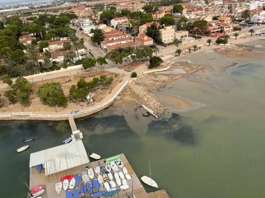 Estado de la playa de Castillicos en el Mar Menor, tras el paso de la dana 'Alice' por San Javier.