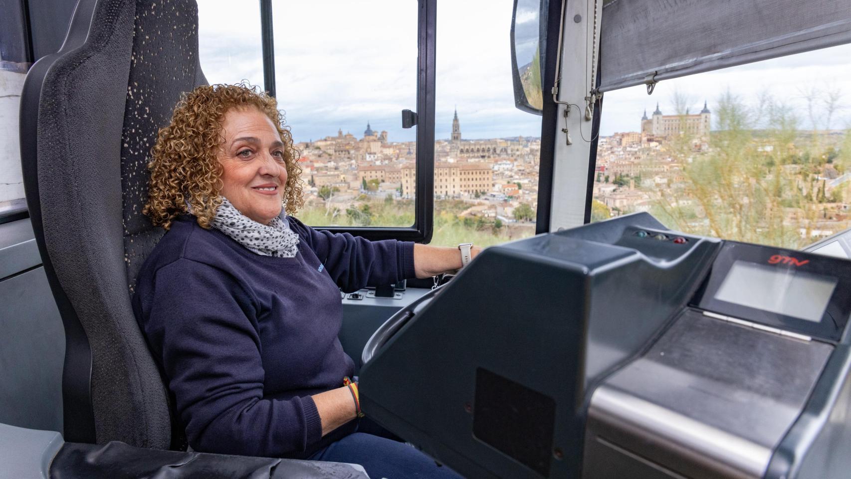 Esther Flores conduciendo un autobús urbano de Toledo.