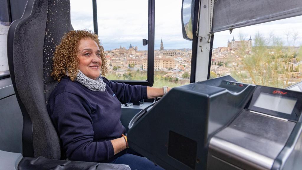 Esther Flores conduciendo un autobús urbano de Toledo.