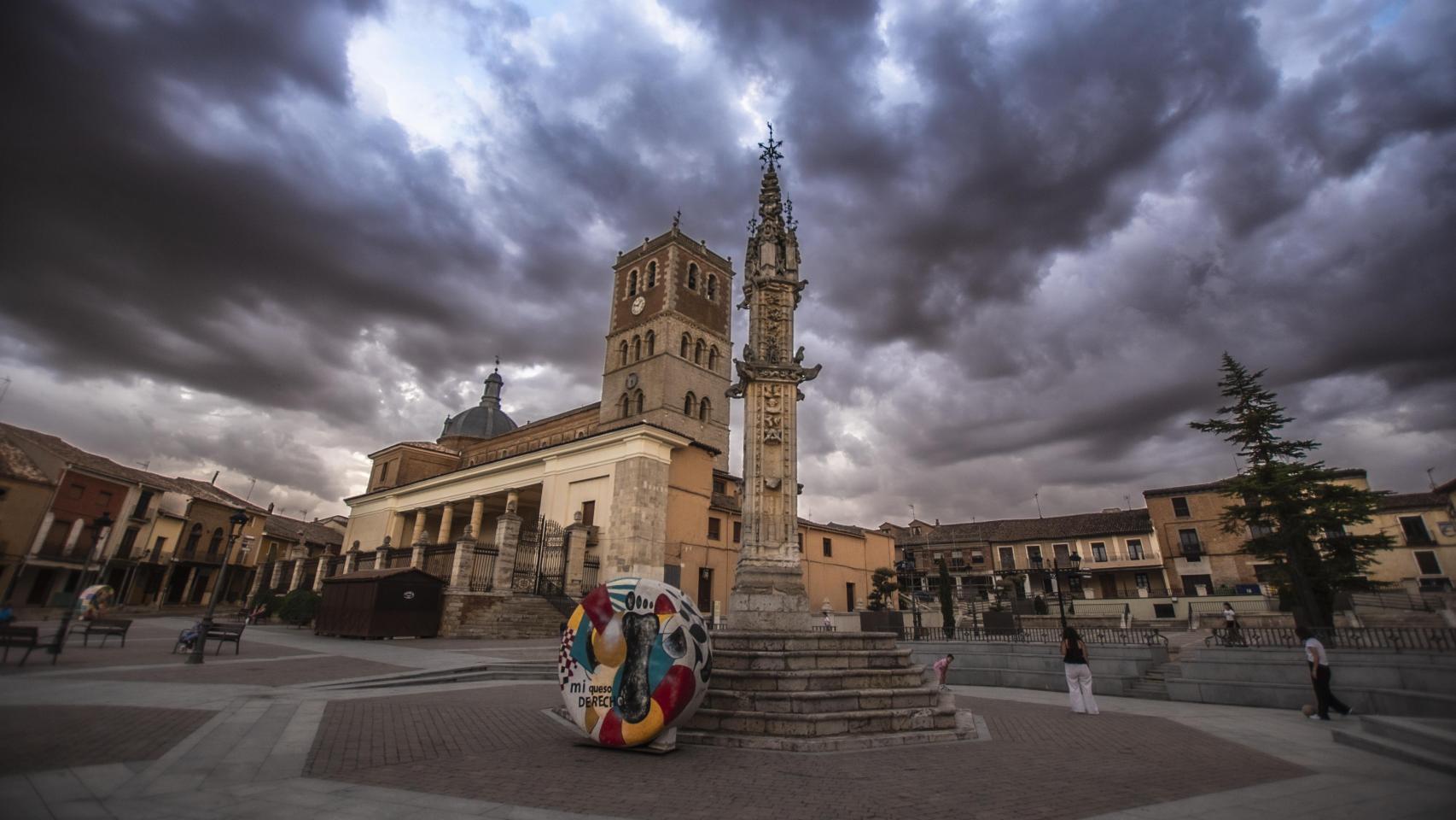 El impresionante Rollo de Villalón, con la iglesia de San Miguel de fondo y un queso promocional de colores como otro símbolo más.