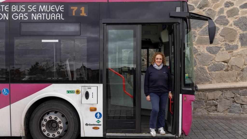 Esther en uno de los autobuses que conduce a diario.