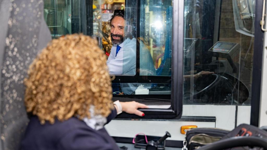 Esther hablando con un compañero de Unauto.