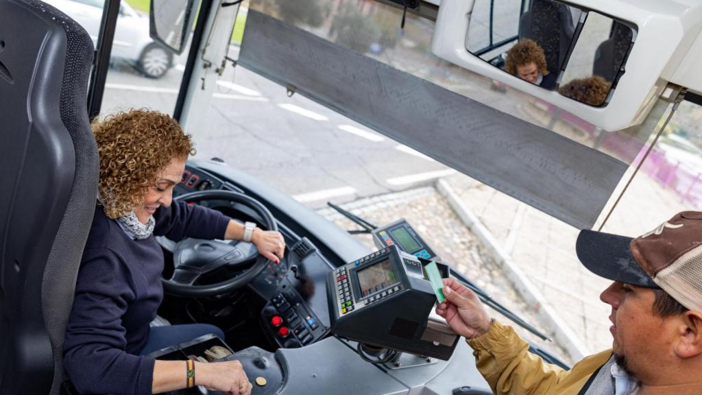 Esther atendiendo a un viajero.