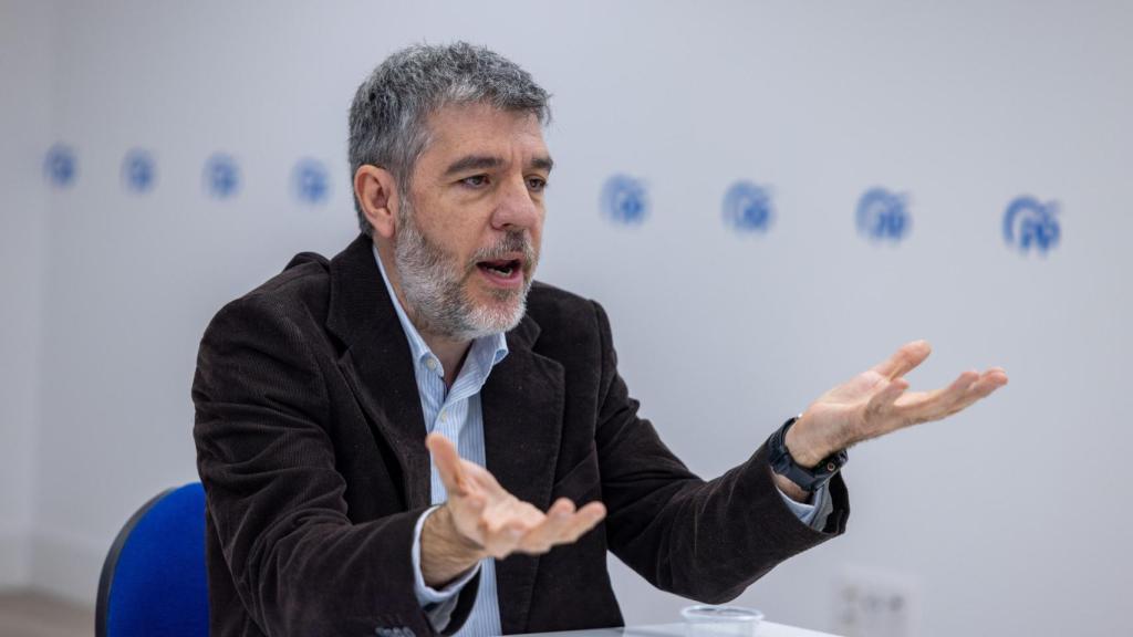 El vicesecretario de Economía del PP gesticula durante una de sus respuestas.