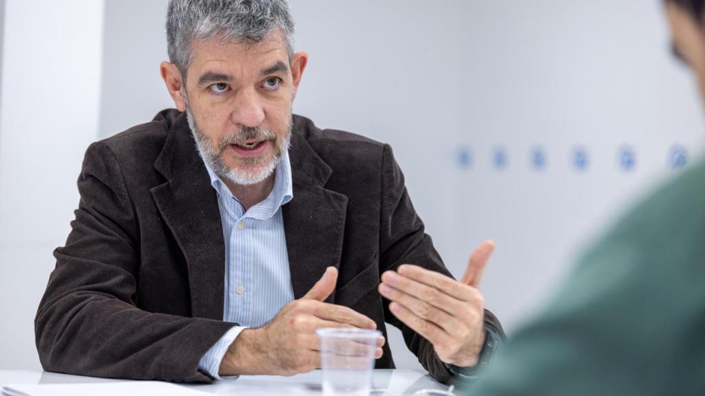 Nadal conversando con Álvaro de la Paz, redactor de EL ESPAÑOL de Castilla-La Mancha.