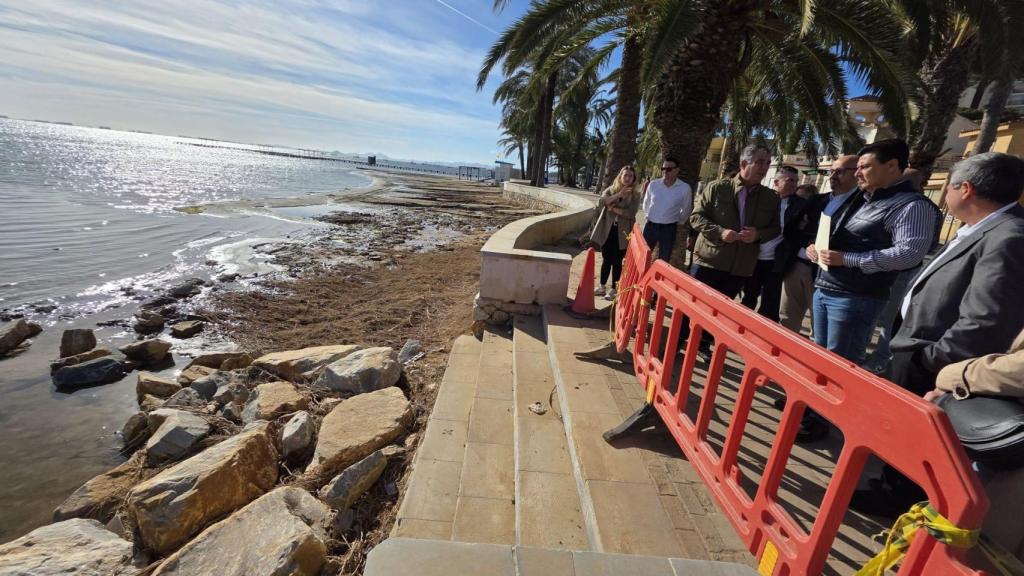 El alcalde, junto al consejero de Medio Ambiente, Juan María Vázquez, visitando una de las playas afectadas por la dana.