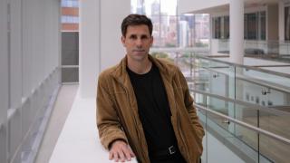 El investigador gallego César de la Fuente.