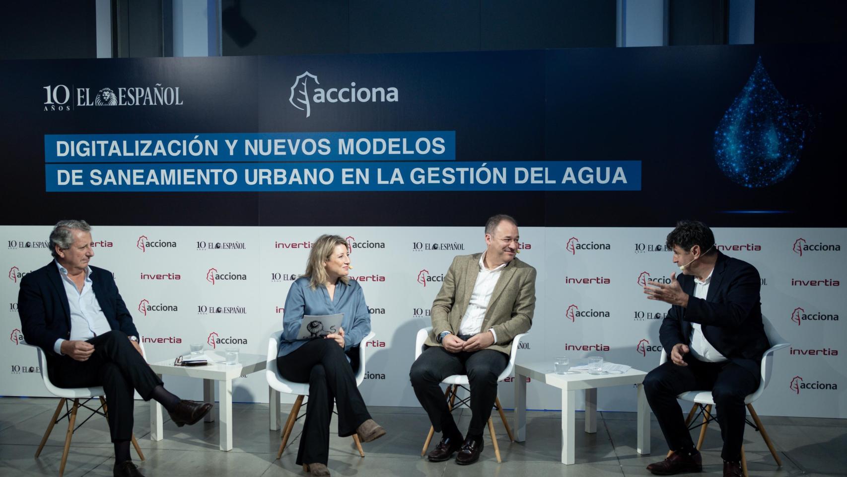 De izda a dcha: Jesús Maza (DAQUAS), Laura Ojea (EL ESPAÑOL-Invertia), Raúl González (ACCIONA) y Manuel Rodriguez Quesada (Canal Isabel II)  en la jornada Digitalización y Nuevos Modelos de Saneamiento Urbano en la Gestión del Agua.