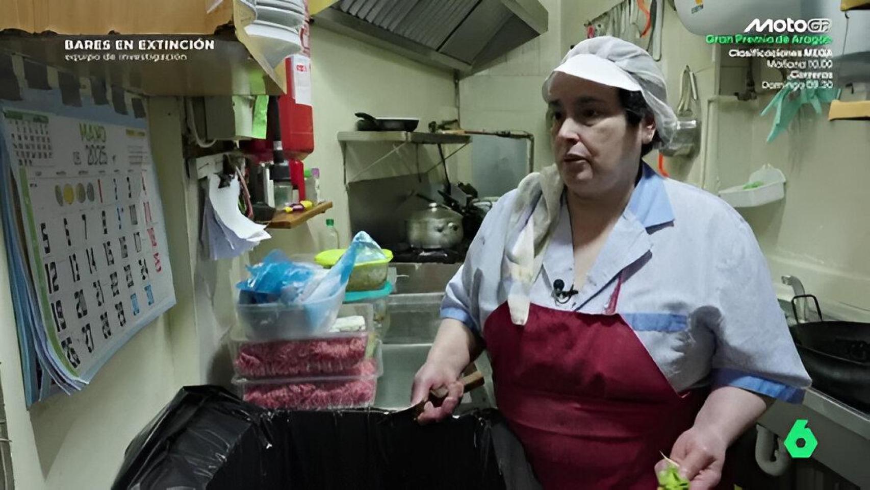 María, propietaria de un bar que sirve menús del día.