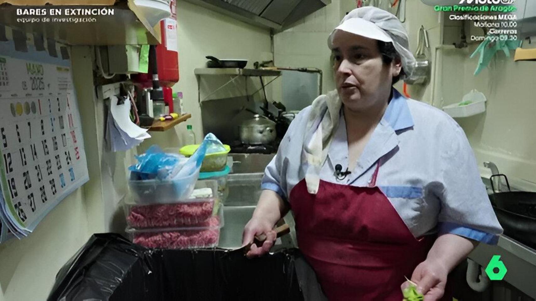 María, propietaria de un bar que sirve menús del día.