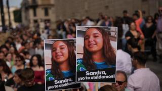Fotos de Sandra Peña numa manifestação em sua memória em Sevilha.