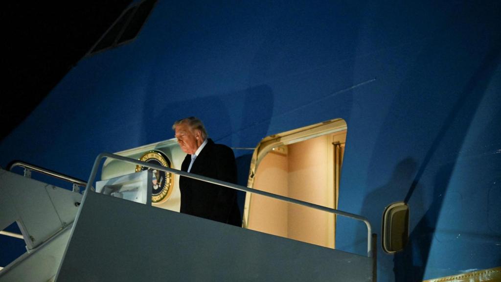 El presidente de Estados Unidos, Donald Trump, desciende del Air Force One en la Base Conjunta Andrews.