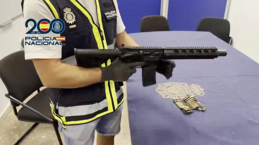 Imagen cedida por la Policía Nacional del fusil de asalto usado por el sicario belga menor de edad detenido por asesinar a un hombre en Fuengirola en diciembre de 2024.