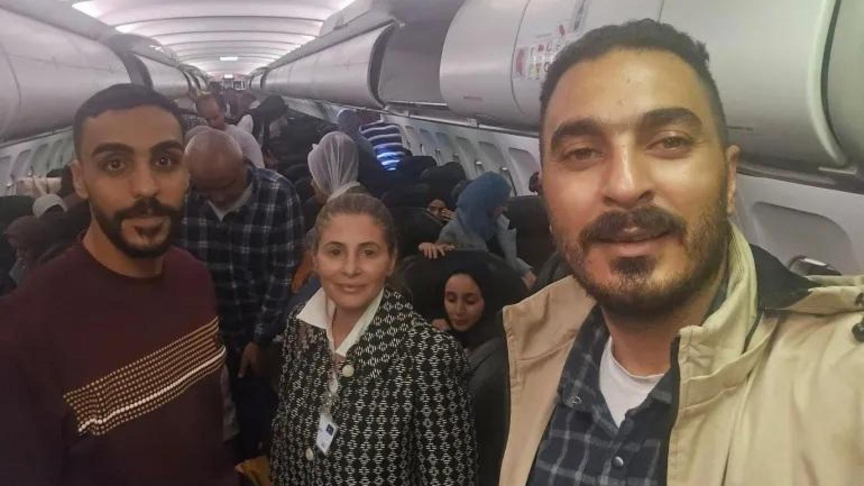 La embajadora palestina en Sudáfrica, Hanan Jarrar (en el centro), se reúne con pasajeros palestinos en un avión en Johannesburgo el pasado 13 de noviembre.