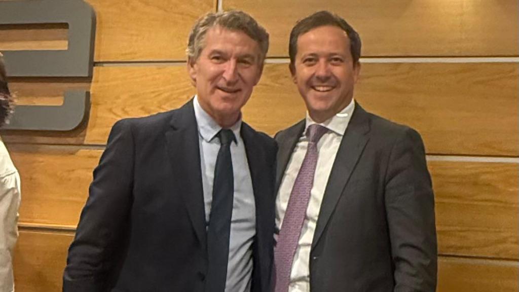 Alberto Núñez Feijóo y Carlos Velázquez este lunes en la sede de la CEOE.