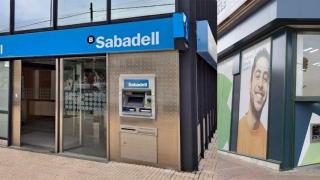 Dos oficinas de Banco Sabadell y Unicaja.