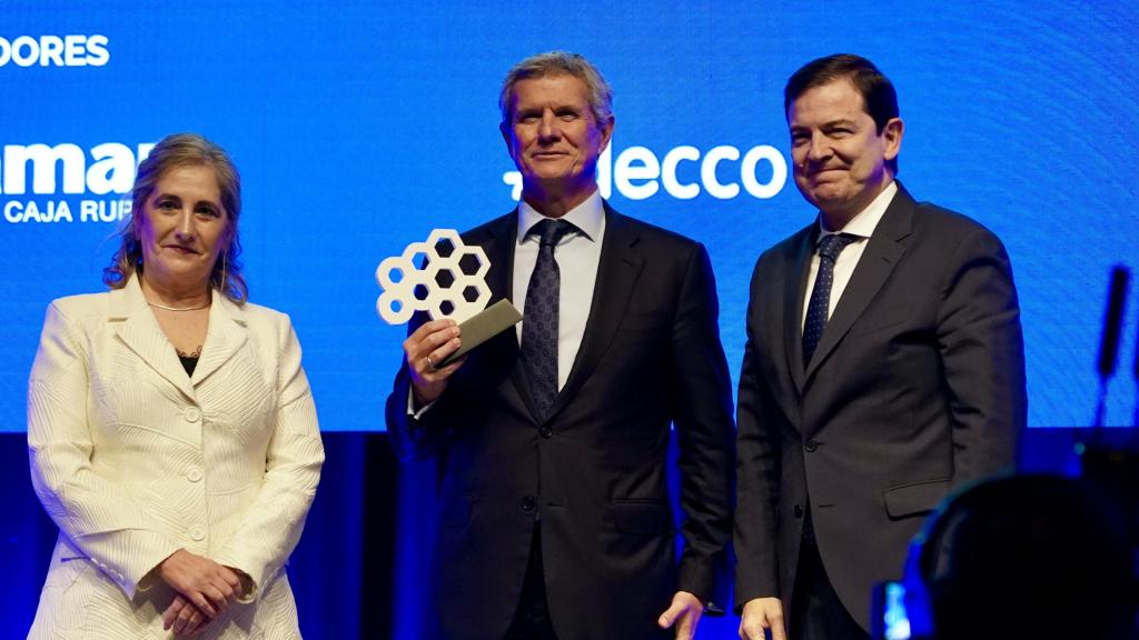 Alfonso Fernández Mañueco entrega un premio en la III Gala de la Automoción y Movilidad de Castilla y León-FACYL