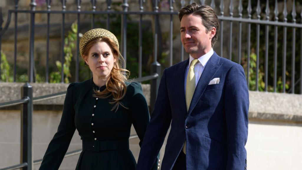 Beatriz de York con su marido en un evento en Windsor, tres meses después de dar a luz a su segunda hija.