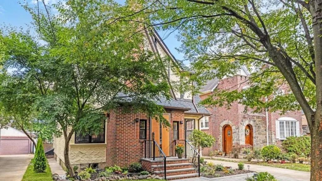 La fachada de la casa donde vivió Donald Trump cuando era niño.